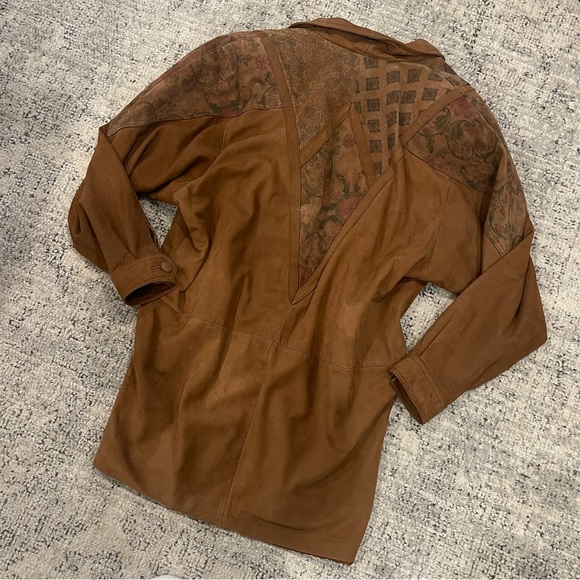 G III Vintage 100% Leather Tan Trench Coat Ornate Floral Detail - Picture 8 of 10